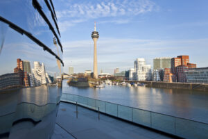 Blick auf die Düssel und den Hafen von Düsseldorf